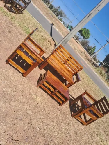 Jogo de bancos em paletes