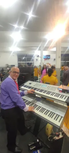 Tecladista e cantor procura cantores e bandas