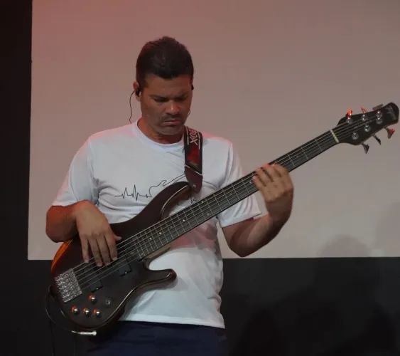 Contra baixo 6 cordas