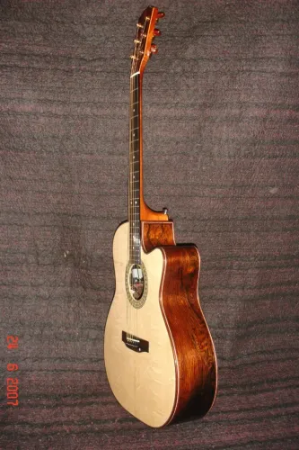 Violão Artesanal - Luthier renomado - com case em couro sintético e interno em pelúcia