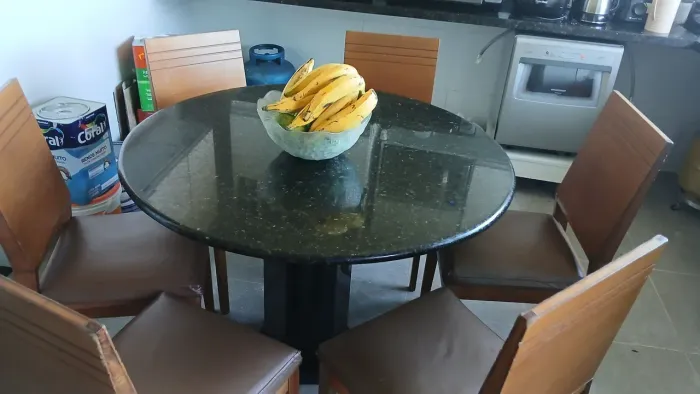 Mesa de marmore com 5 cadeiras