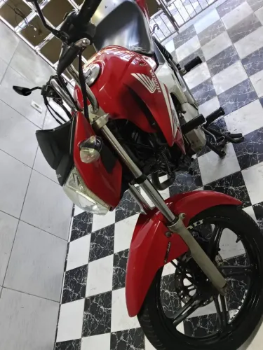 Titan 150 super conservada no estado de zero, motor enxuto, com kilometragem original. 