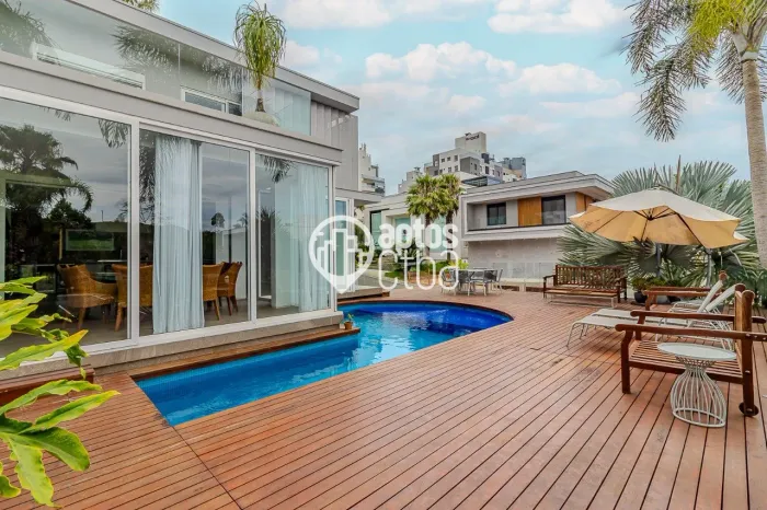 Casa a venda com 4 quartos em Condomínio Club na Praia Brava em SC - Luxo, Conforto e Excl