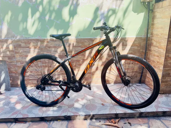 BICICLETA OXS GLIDE 100  QUADRO 17 COM 21 MARCHAS SHIMANO ARO 29 FREIO A DISCO