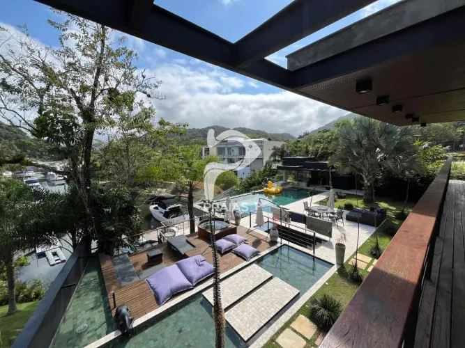 Casa de alto padrão à venda em condomínio Marina Guarujá