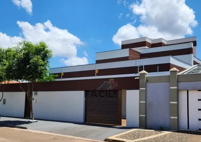 Casa Alto Padrão 4 Quartos (2 Suítes) | Piscina + Energia Solar | 450m²