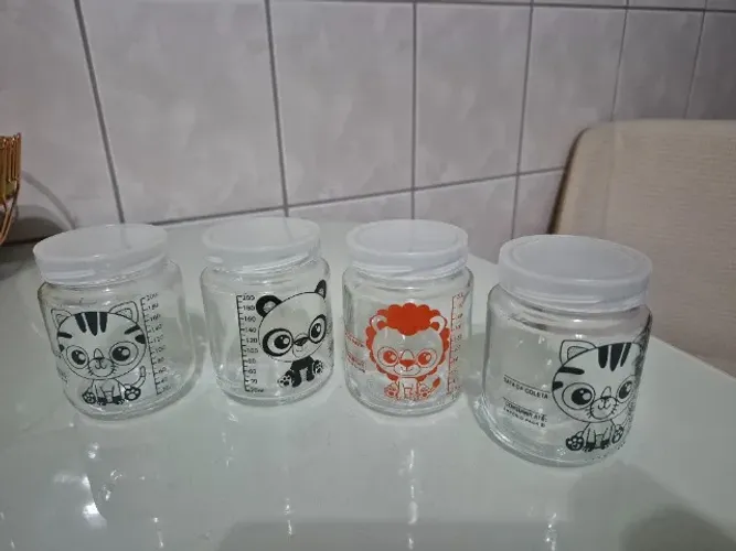 Potes de vidro para armazenar leite materno 