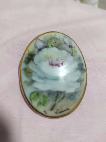 Broche Oval Pintado à Mão com Flor