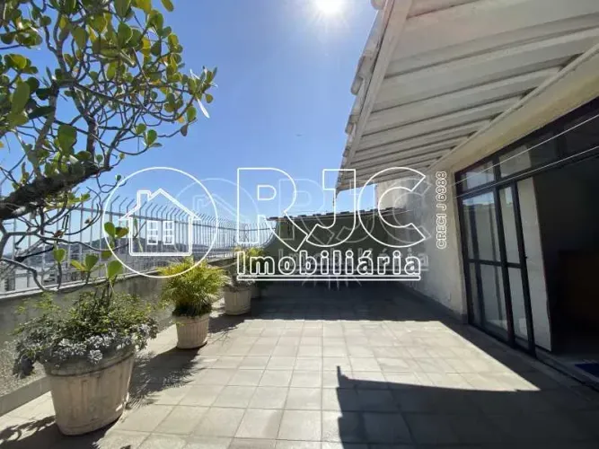 "Espaço de Sobra para sua Família: Amplo Duplex de 155m² com 5 Quartos no Maracanã."