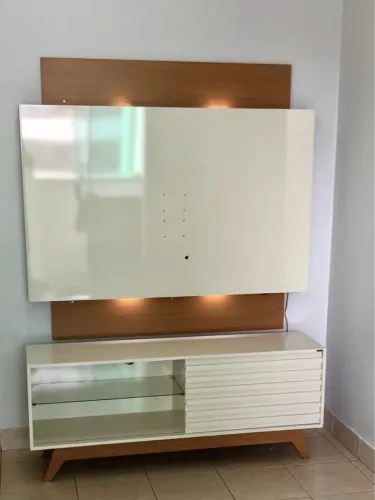 Painel de TV Moderno com Rack e Iluminação