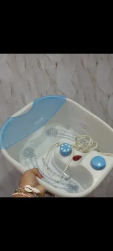 Bacia de spar dos pés água quente e ela treme para relaxar os pés 