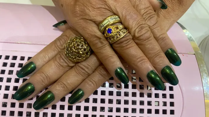 Preciso urgente de  manicure e  alongadora  de unhas