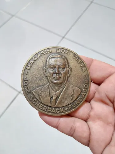 Medalha comemorativa de bronze dos 50 anos do Magasin Boa Vista (1918-1968)