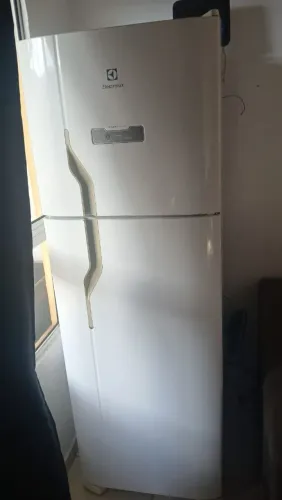 Electrolux Geladeira Frost Free semi-nova precisando acrescentar o gás