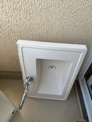 Pia sintética para banheiro e cozinha sem uso e tanque sintético todos com torneira 