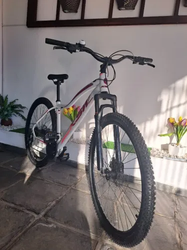 BIKE 29" COM POUCAS HORAS DE USO