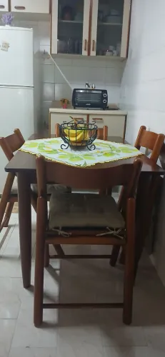 Mesa de Madeira Maciça Tok Stok com 4 Cadeiras Dobráveis - Excelente Estado
