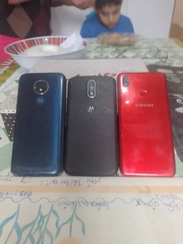 Vendo 3smartfone sendo Motorola e1 Samsung tudo por100 reais.