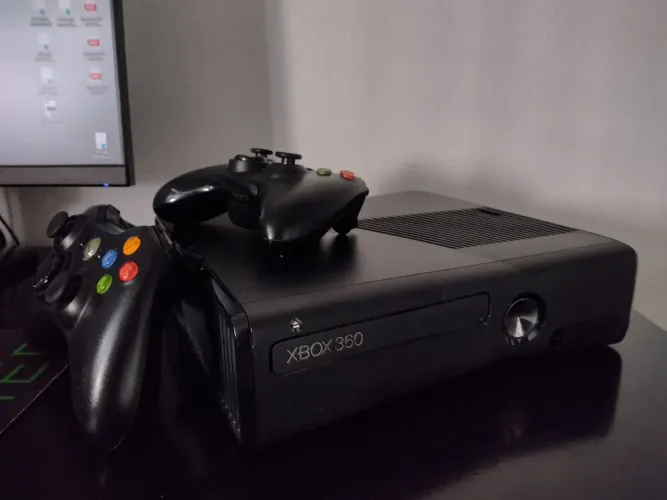 Xbox 360 Slim desbloqIGU + 2 controles + 1 bateria recarregável + Kinect + 45 jogos