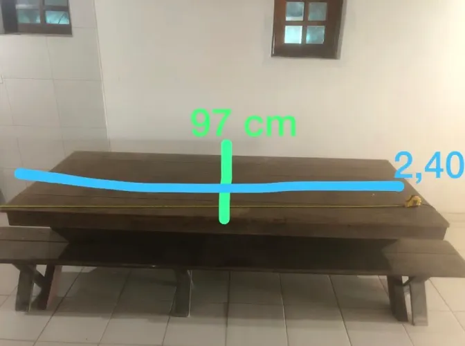 Vendo mesa de madeira e dois bancos de sucupira. tamanho 2,40x0,97..