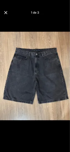 Short masculino abaixo do joelho preto Usado poucas vezes
