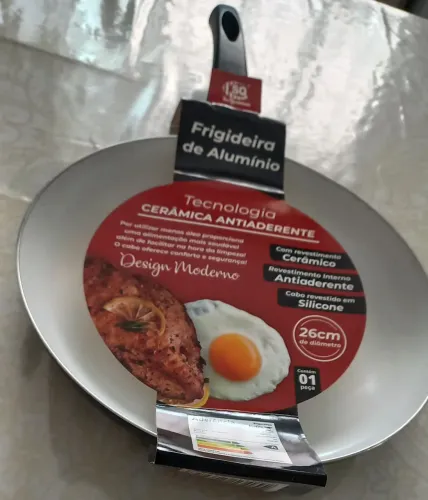 Uma frigideira de aluminio revestida de ceramica branca usada em bom estado 26 cm