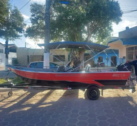 Lancha alumínio 18 pés (5,5m) + motor yamaha 40HP + reboque