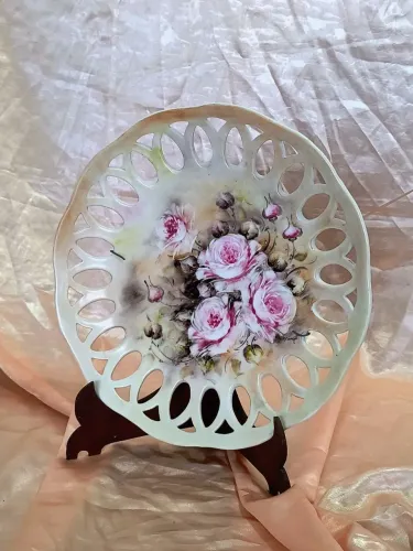 Prato decorativo de parede antigo em porcelana anos 40 decoração vintage antiquário lindo
