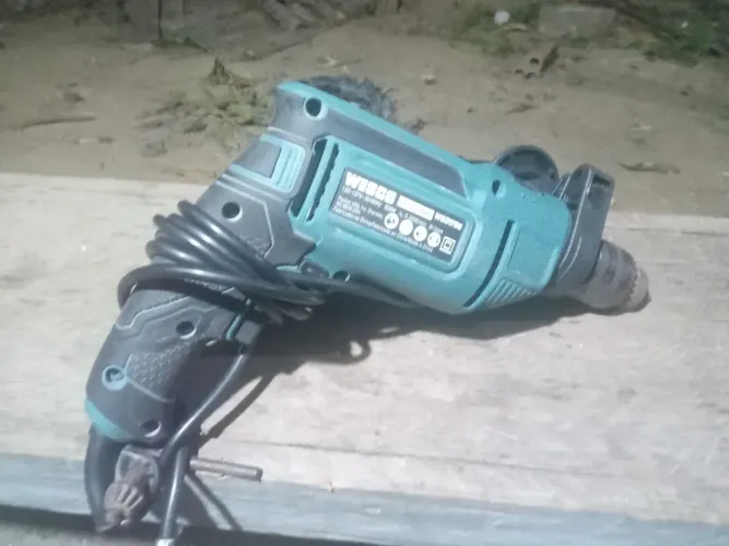 Vendo esta furadeira sem nova