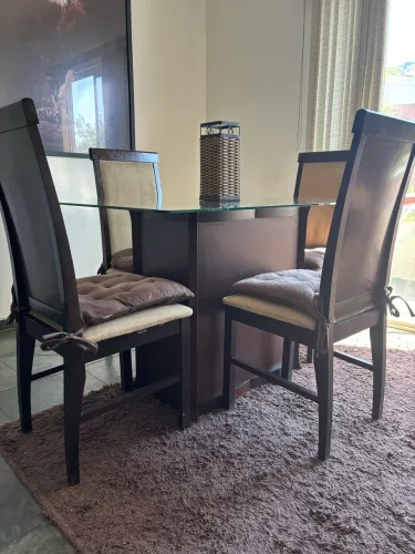 Mesa com tampo de vidro e 4 cadeiras 
