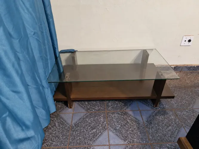 Mesa de Centro com Tampo de Vidro e Prateleira
