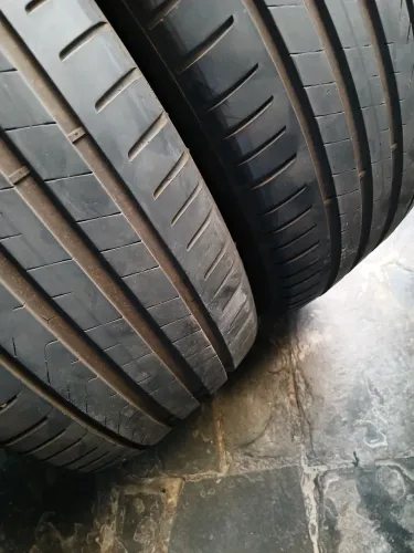 2 pneus pirelli 235/50/19 com 75%