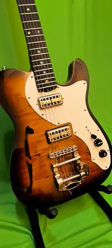Guitarra Thinline Studbacker 