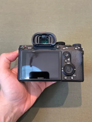 Câmera Sony Alpha 7R III Full frame 4K (A7R3) 42,4 MP