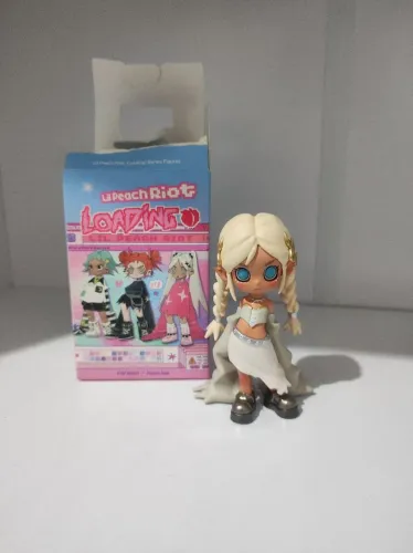 Pop Mart Lil' Peach Riot serie Loading - Poppy Valkyrie 