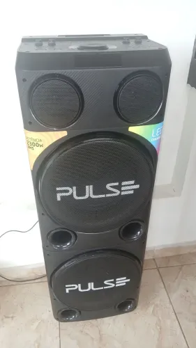 Vendo um som super novo ,, radio blutooth potencia d 2300vlt som muito novo 