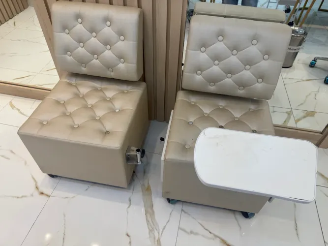 Cadeira  para Manicure com Gaveta e Chave R$ 350,00 CADA 