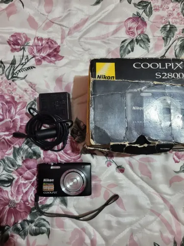 Câmera digital nikon coolpix preta de 20.1 megapixels na caixa