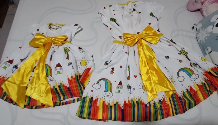 Vestido aquarela Mãe e Failha, usado somente 1 vez, boa condições, veste tam. 1ano e M.