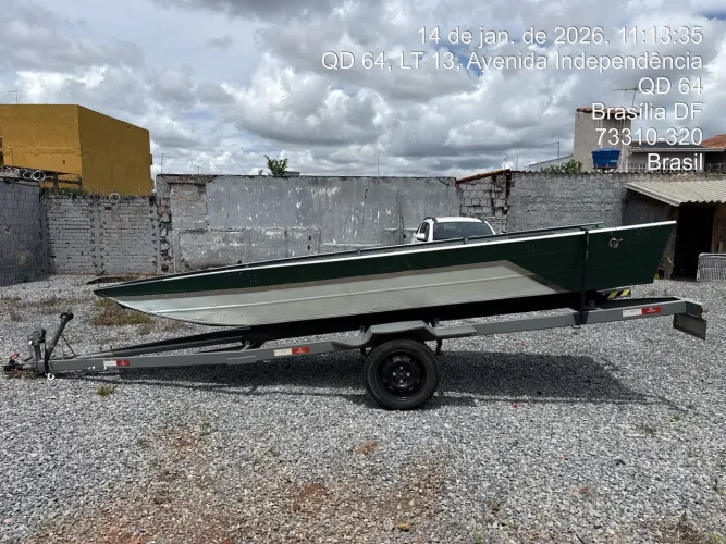 Barco reboque e motor