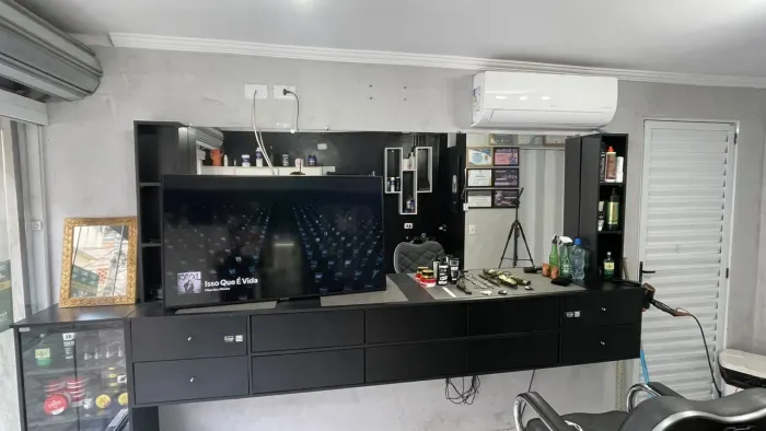 Painel barbearia com espelho