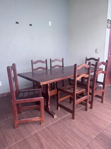 Mesa de madeira maciça de 6 lugares