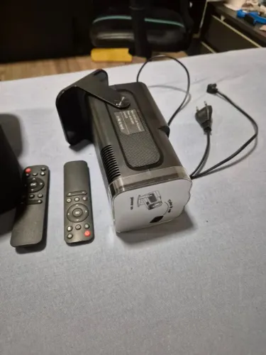 Projetor Hy320 Full Hd No Estojo+lente Protetora+1 Controle