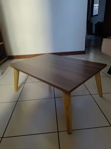 Linda mesa de centro pés madeira maciça e tampo MDF