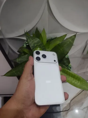 iPhone XR carcaça do 17 pro.