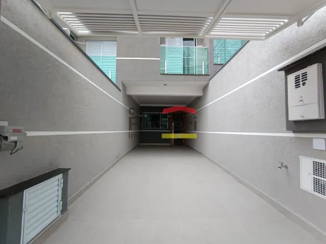 Sobrado novo à venda na Vila Mazzei, 106 m², 3 suítes, 2 vagas, e quintal com churrasqueir