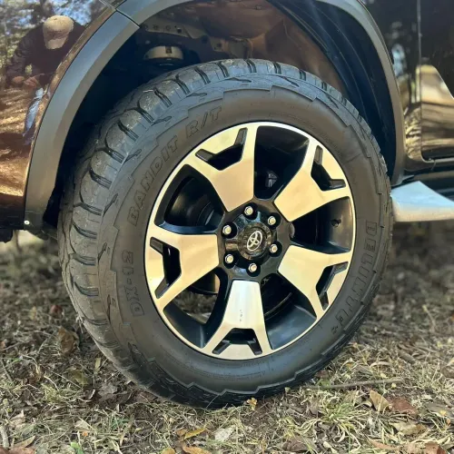 Jogo de rodas aro 20 com pneus cravudos e kit lift para levantar a sw4.