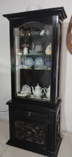 Uma linda cristaleira de madeira