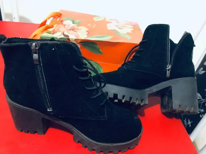 Vendo bota em estado novo usado duas vezes, entrar contato no WhatsApp *