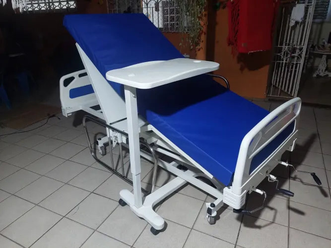 Cama hospitalar com altura regulável  do chão.